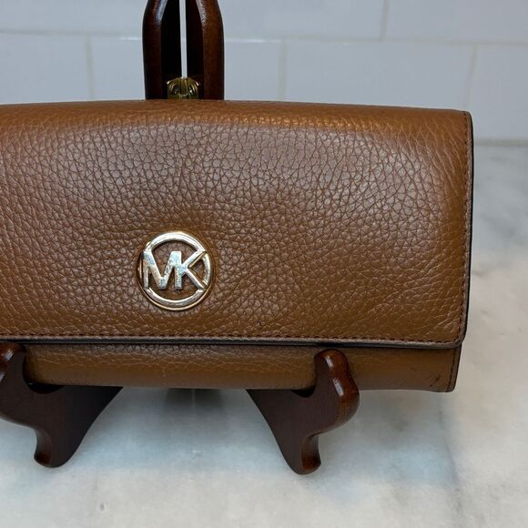 Michael Kors Pebbled Leather Fulton Flap Medallion Wallet - Picture 3 of 16